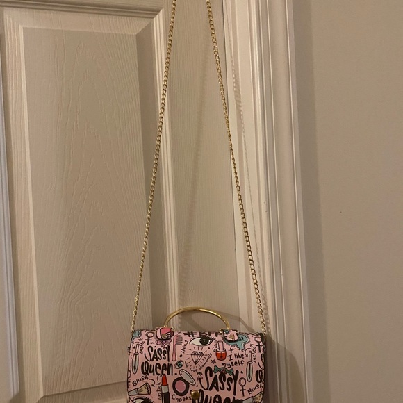 Cute and fun crossbody bag! Transfers from crossbody to handheld! - Picture 5 of 6